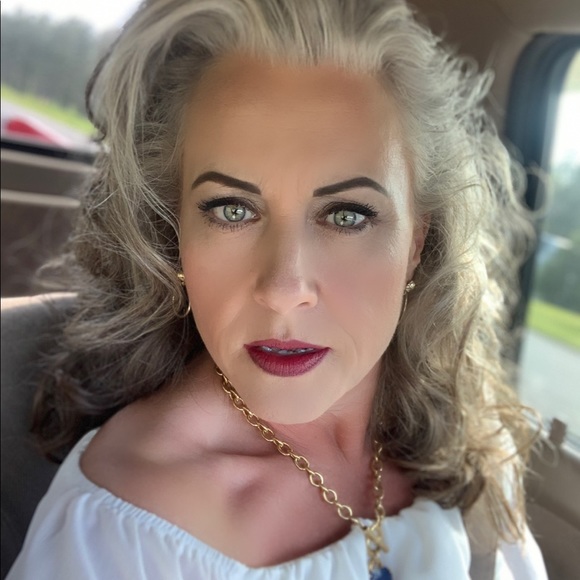 Meet your Posher, Lorie - Picture 5 of 5